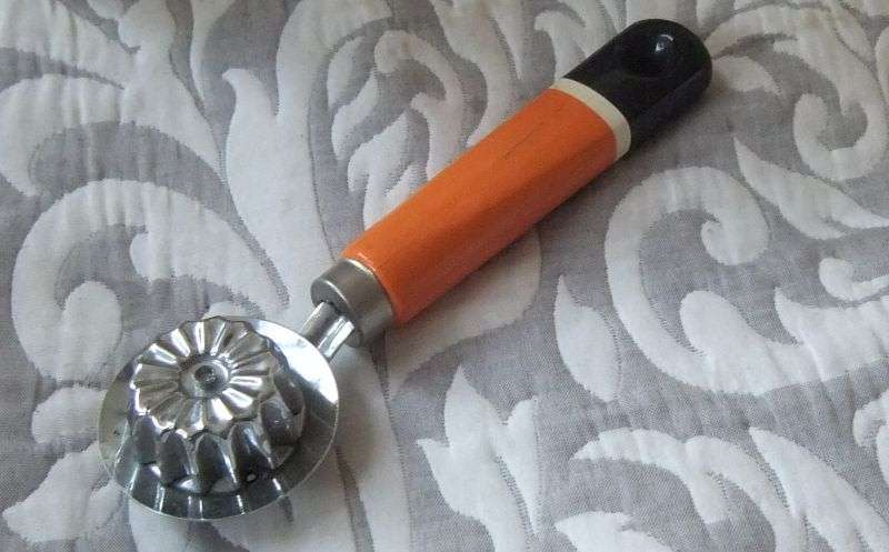 GREAT DEAL !! A VINTAGE ENAMEL POT PLUS VINTAGE UTENSILS - YOU ARE BIDDING FOR THE LOT !!