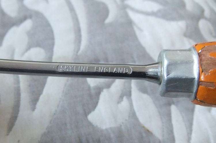 GREAT DEAL !! A VINTAGE ENAMEL POT PLUS VINTAGE UTENSILS - YOU ARE BIDDING FOR THE LOT !!