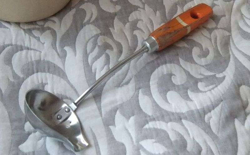 GREAT DEAL !! A VINTAGE ENAMEL POT PLUS VINTAGE UTENSILS - YOU ARE BIDDING FOR THE LOT !!