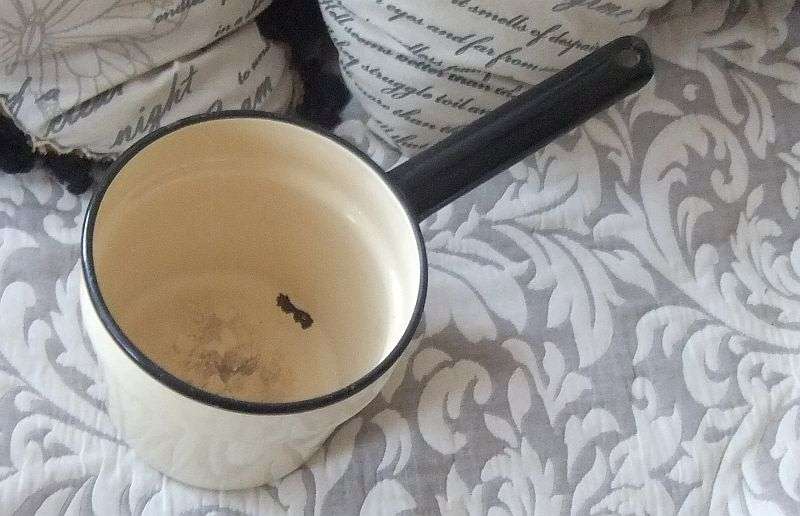 GREAT DEAL !! A VINTAGE ENAMEL POT PLUS VINTAGE UTENSILS - YOU ARE BIDDING FOR THE LOT !!