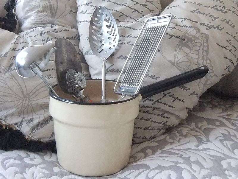 GREAT DEAL !! A VINTAGE ENAMEL POT PLUS VINTAGE UTENSILS - YOU ARE BIDDING FOR THE LOT !!