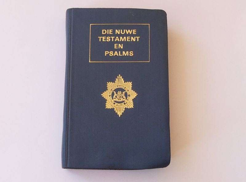 A VINTAGE " NEW TESTAMENT AND PSALMS " AS ISSUED TO POLICE OFFICERS UPON MEMBERSHIP - AFRIKAANS !!