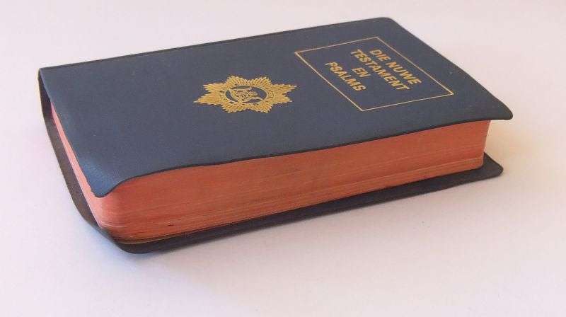 A VINTAGE " NEW TESTAMENT AND PSALMS " AS ISSUED TO POLICE OFFICERS UPON MEMBERSHIP - AFRIKAANS !!