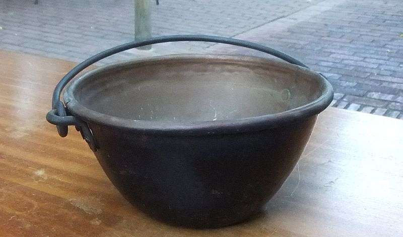 AWESOME FIND !! AN ANTIQUE COPPER POT WITH SWIVEL HANDLE ... AMAZING QUALITY ... MUST SEE !!