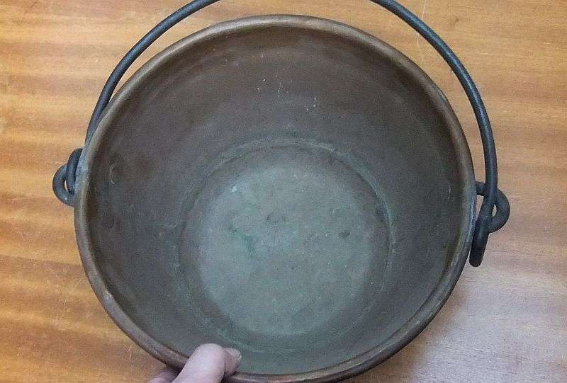 AWESOME FIND !! AN ANTIQUE COPPER POT WITH SWIVEL HANDLE ... AMAZING QUALITY ... MUST SEE !!