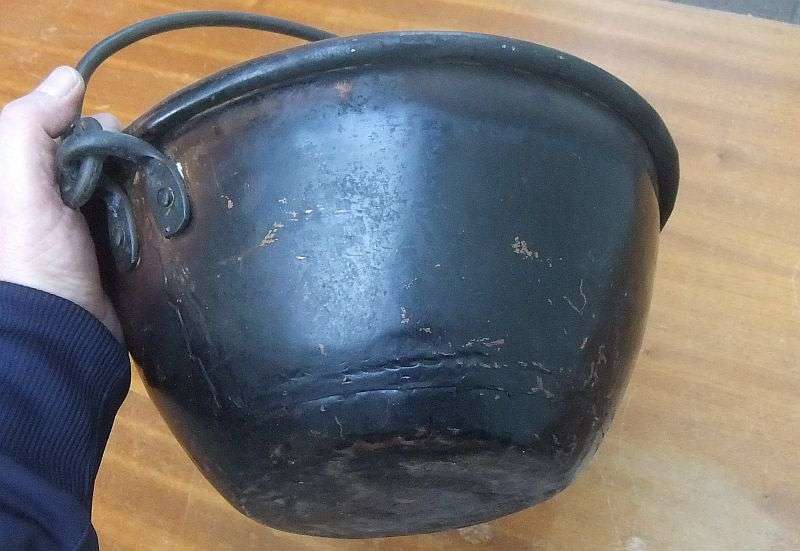 AWESOME FIND !! AN ANTIQUE COPPER POT WITH SWIVEL HANDLE ... AMAZING QUALITY ... MUST SEE !!