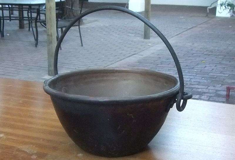 AWESOME FIND !! AN ANTIQUE COPPER POT WITH SWIVEL HANDLE ... AMAZING QUALITY ... MUST SEE !!