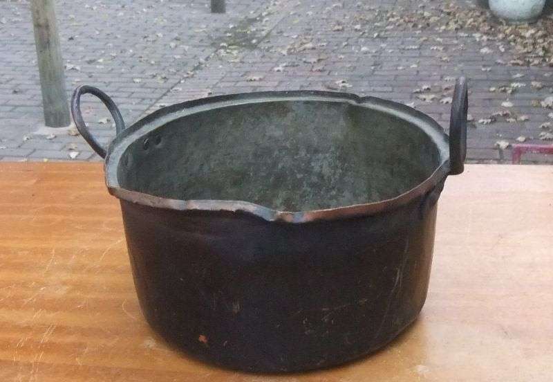 AN OLD POT WITH COPPER CONTENT - BURNT BLACK BY OPEN FIRE - FROM A FARM...KOM KYK
