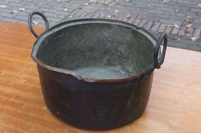 AN OLD POT WITH COPPER CONTENT - BURNT BLACK BY OPEN FIRE - FROM A FARM...KOM KYK