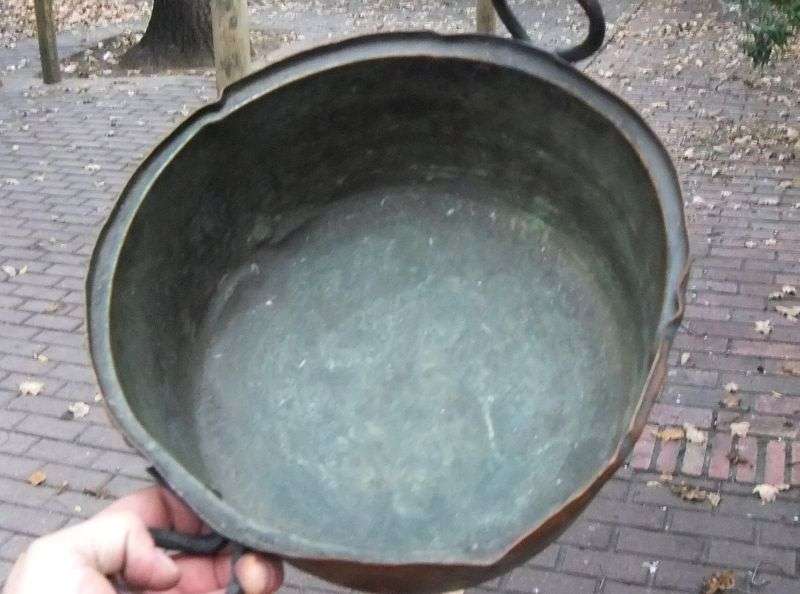 AN OLD POT WITH COPPER CONTENT - BURNT BLACK BY OPEN FIRE - FROM A FARM...KOM KYK