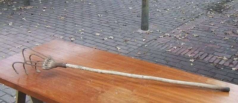 VADERLAND !! KYK HIER ...N STOK OUE HAND PLOEG VAN DIE PLAAS...NEVER SEEN BEFORE HECTIC FARMING TOOL