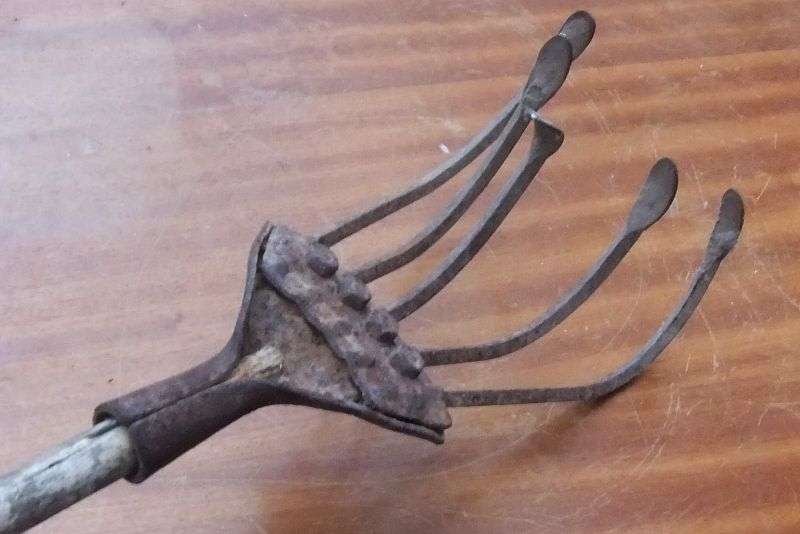 VADERLAND !! KYK HIER ...N STOK OUE HAND PLOEG VAN DIE PLAAS...NEVER SEEN BEFORE HECTIC FARMING TOOL