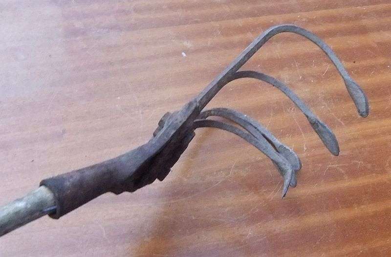 VADERLAND !! KYK HIER ...N STOK OUE HAND PLOEG VAN DIE PLAAS...NEVER SEEN BEFORE HECTIC FARMING TOOL