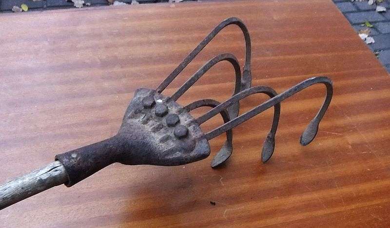 VADERLAND !! KYK HIER ...N STOK OUE HAND PLOEG VAN DIE PLAAS...NEVER SEEN BEFORE HECTIC FARMING TOOL