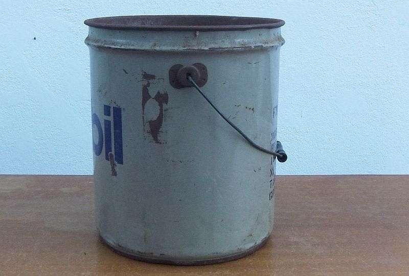 FOR THE PETROL JUNKIES !! A VINTAGE MOBIL GREASE TUB ...COOL ADVERTISING PIECE !! RARELY SEEN