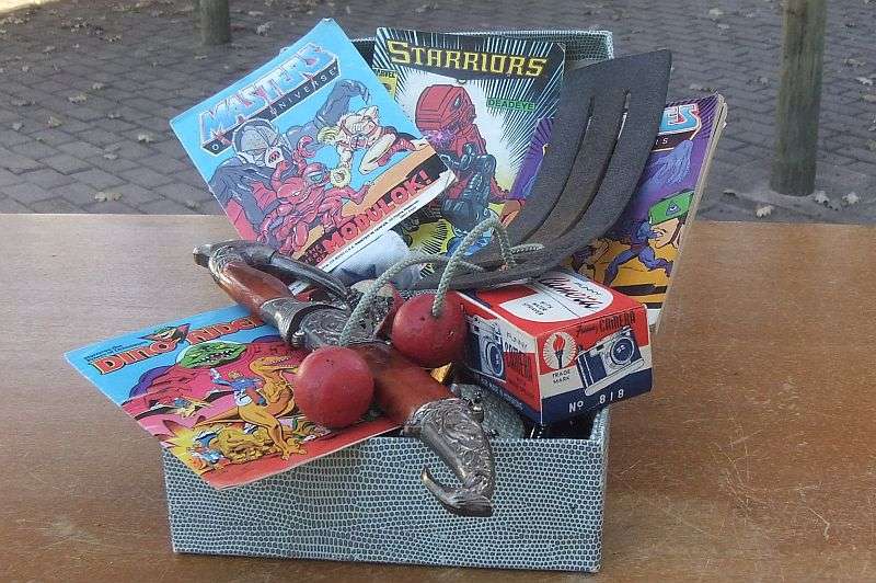 A COOL JOB LOT OF INTERESTING THINGS ...CUFFLINKS , BROOCHES , SCARF CLIPS , DAGGER , ETC ETC !!