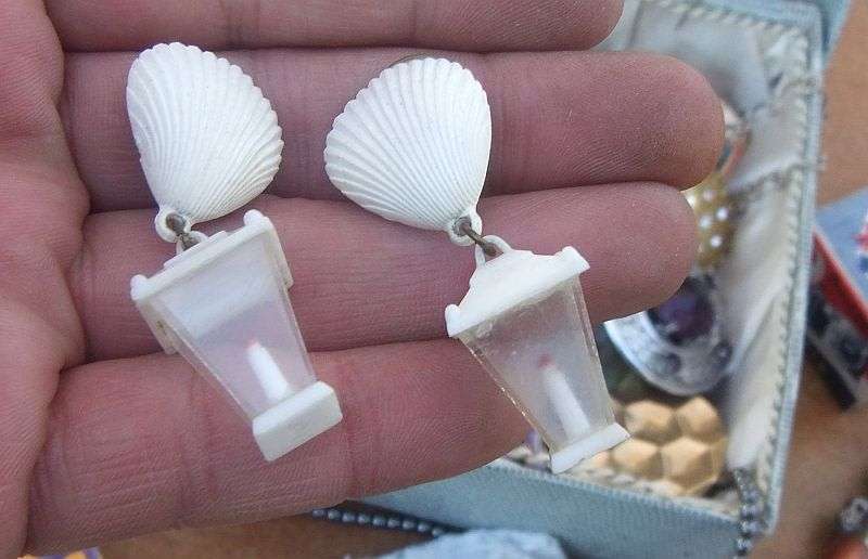 A COOL JOB LOT OF INTERESTING THINGS ...CUFFLINKS , BROOCHES , SCARF CLIPS , DAGGER , ETC ETC !!