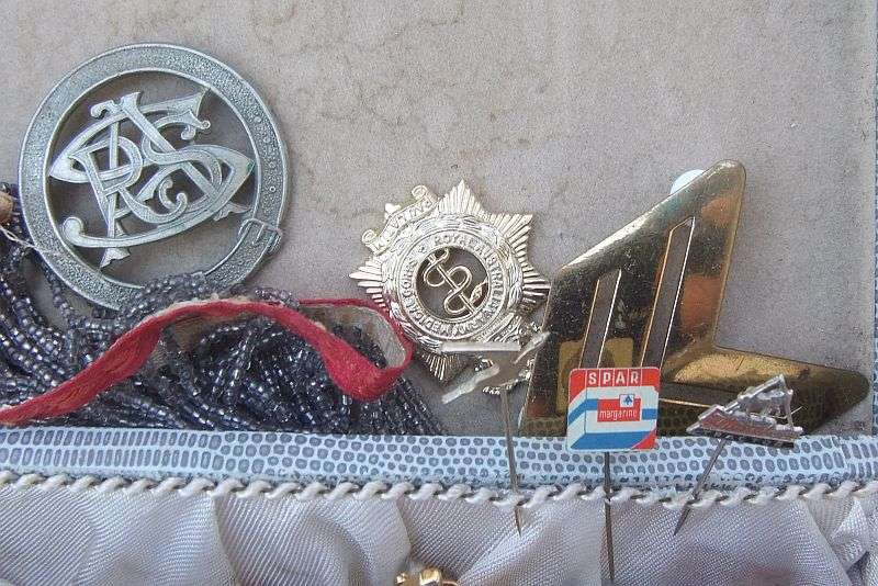 A COOL JOB LOT OF INTERESTING THINGS ...CUFFLINKS , BROOCHES , SCARF CLIPS , DAGGER , ETC ETC !!