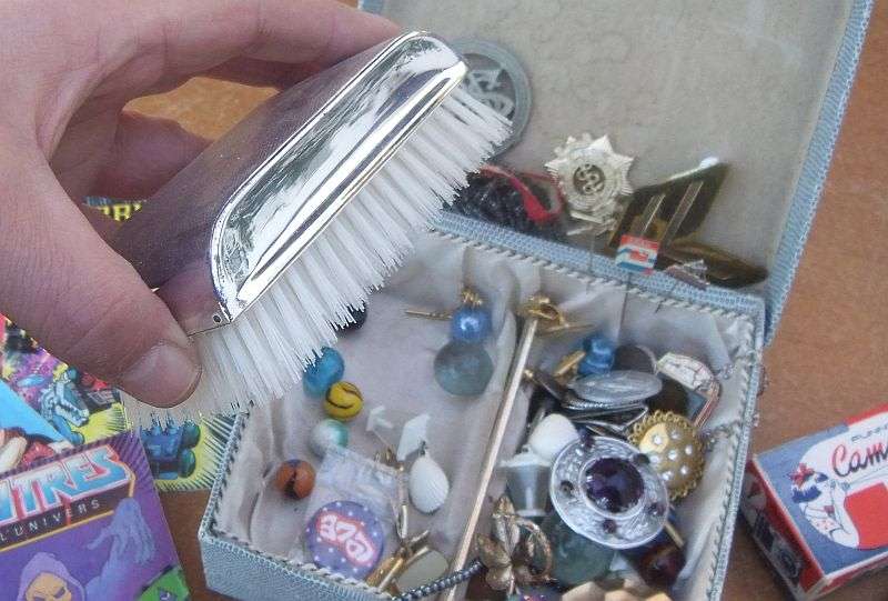 A COOL JOB LOT OF INTERESTING THINGS ...CUFFLINKS , BROOCHES , SCARF CLIPS , DAGGER , ETC ETC !!