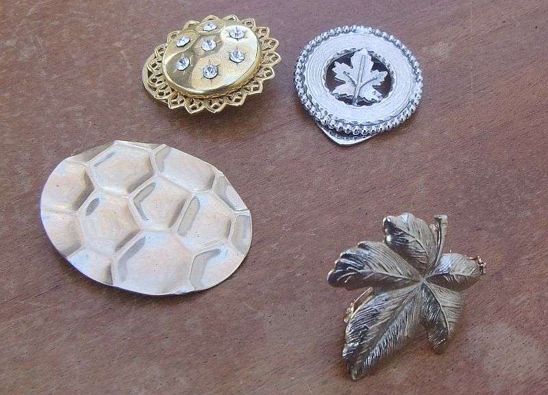 A COOL JOB LOT OF INTERESTING THINGS ...CUFFLINKS , BROOCHES , SCARF CLIPS , DAGGER , ETC ETC !!