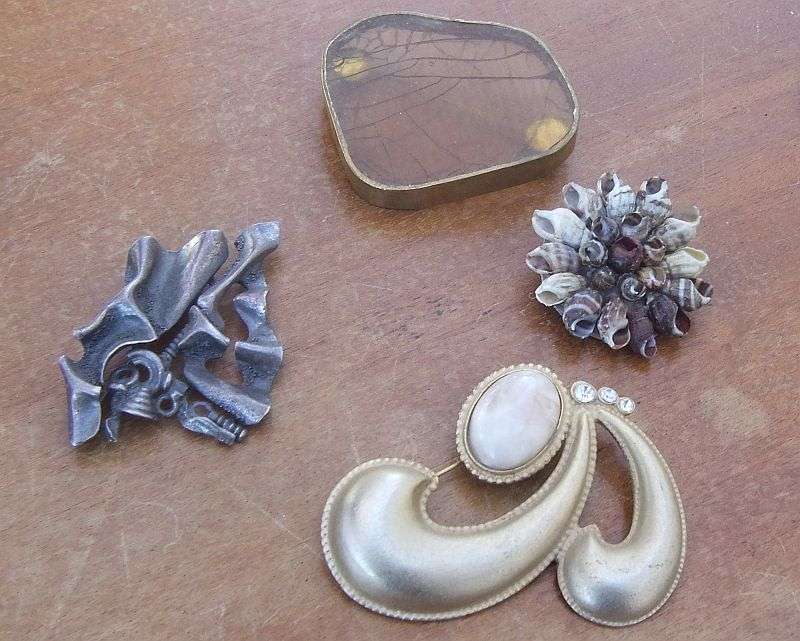 A COOL JOB LOT OF INTERESTING THINGS ...CUFFLINKS , BROOCHES , SCARF CLIPS , DAGGER , ETC ETC !!