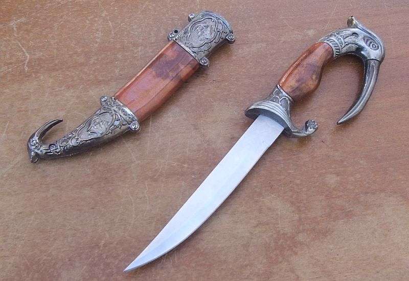 A COOL JOB LOT OF INTERESTING THINGS ...CUFFLINKS , BROOCHES , SCARF CLIPS , DAGGER , ETC ETC !!