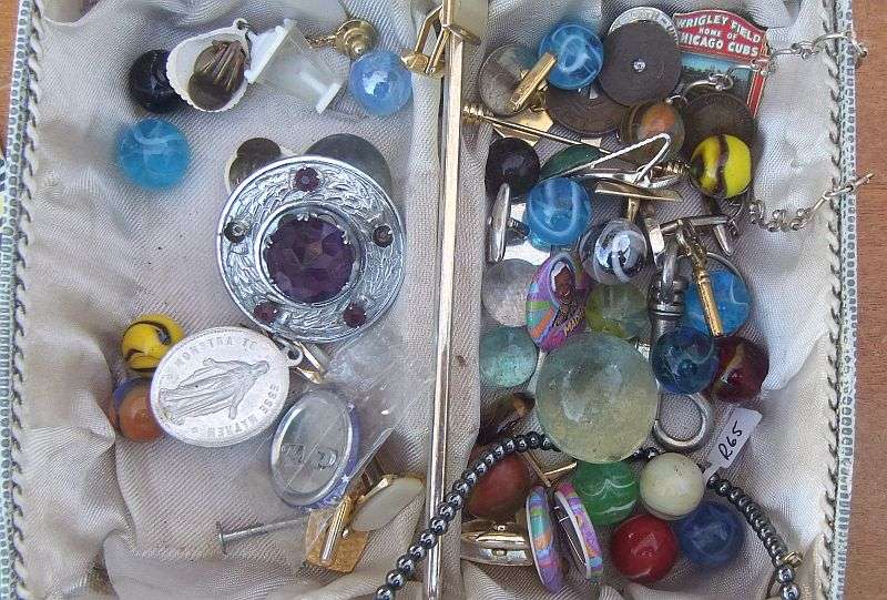 A COOL JOB LOT OF INTERESTING THINGS ...CUFFLINKS , BROOCHES , SCARF CLIPS , DAGGER , ETC ETC !!