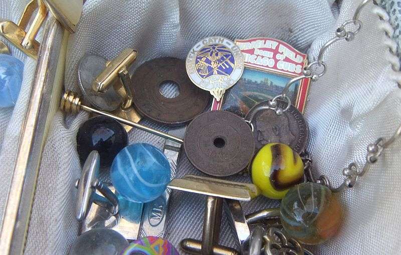 A COOL JOB LOT OF INTERESTING THINGS ...CUFFLINKS , BROOCHES , SCARF CLIPS , DAGGER , ETC ETC !!