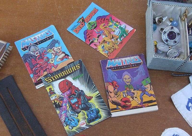 A COOL JOB LOT OF INTERESTING THINGS ...CUFFLINKS , BROOCHES , SCARF CLIPS , DAGGER , ETC ETC !!