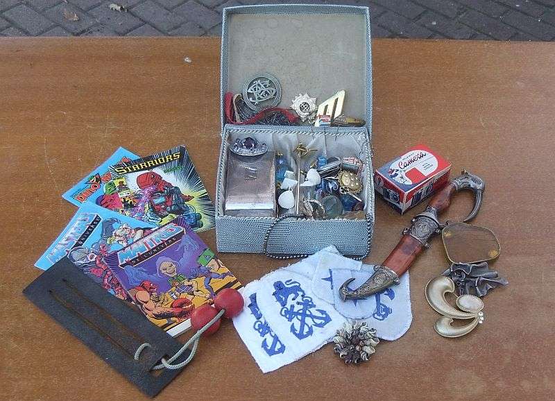 A COOL JOB LOT OF INTERESTING THINGS ...CUFFLINKS , BROOCHES , SCARF CLIPS , DAGGER , ETC ETC !!