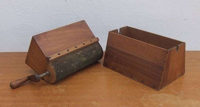 WOW ! A STUNNING OLD WOODEN FLOUR SIFT "FRESH FROM THE FARM" ... THIS ONE HAS ALLOT OF CHARACTER !!