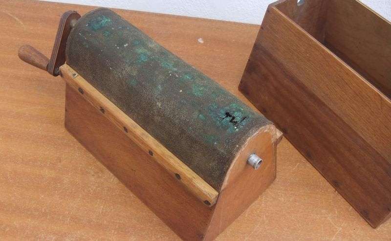 WOW ! A STUNNING OLD WOODEN FLOUR SIFT "FRESH FROM THE FARM" ... THIS ONE HAS ALLOT OF CHARACTER !!