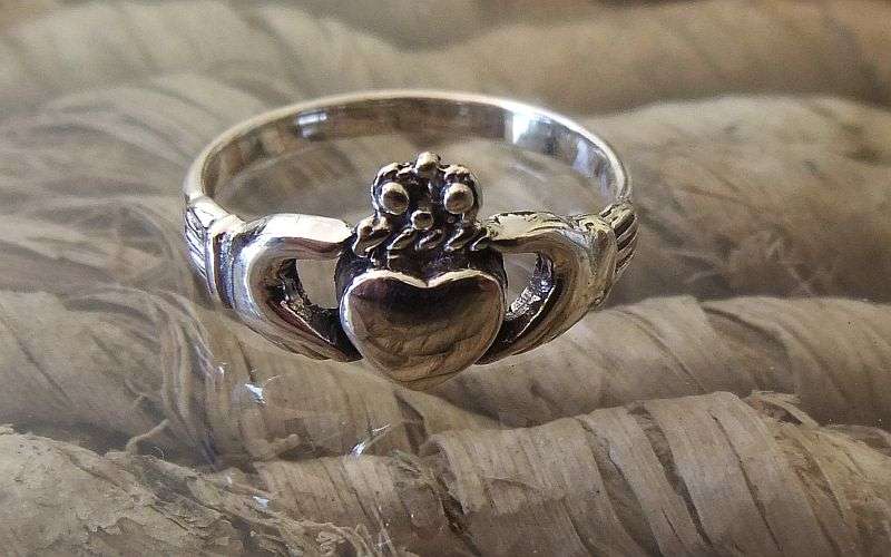 AN AWESOME GENUINE STERLING SILVER CLADDAGH RING ...HANDS HOLDING A HEART ... QUALITY !!