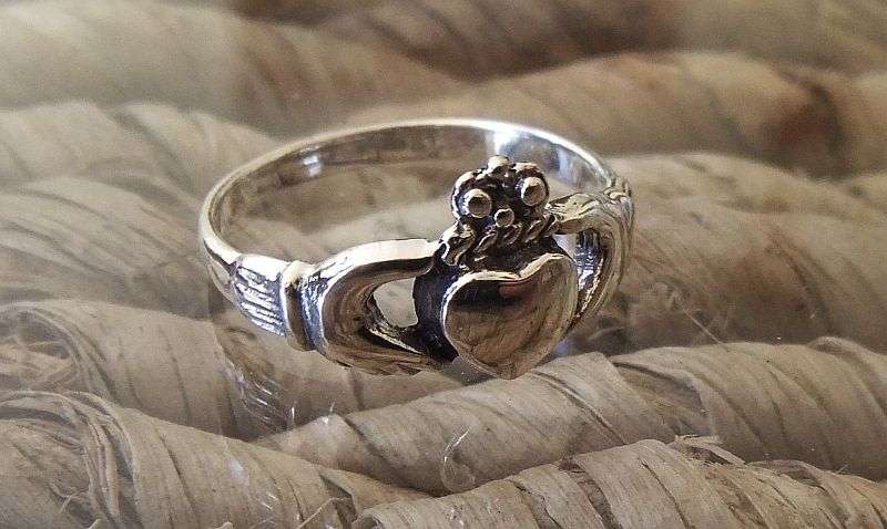 AN AWESOME GENUINE STERLING SILVER CLADDAGH RING ...HANDS HOLDING A HEART ... QUALITY !!