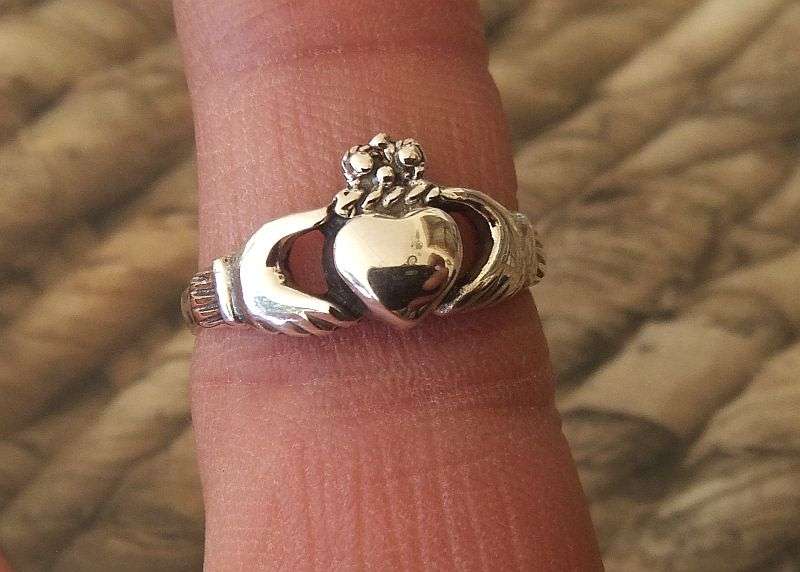 AN AWESOME GENUINE STERLING SILVER CLADDAGH RING ...HANDS HOLDING A HEART ... QUALITY !!