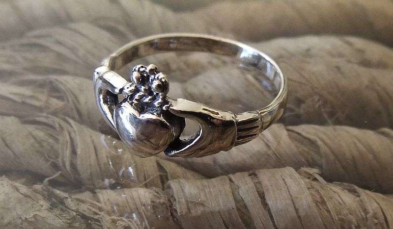 AN AWESOME GENUINE STERLING SILVER CLADDAGH RING ...HANDS HOLDING A HEART ... QUALITY !!