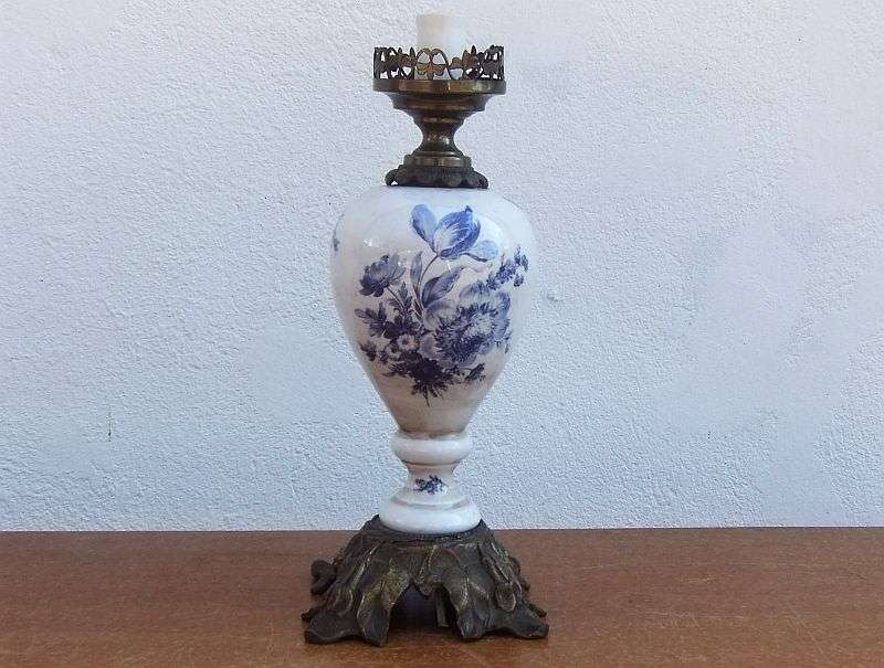 A CLASSY OLD LOOKING PORCELAIN AND METAL LAMP BASE WITH BLUE AND WHITE DETAIL ...CLASSIC !!