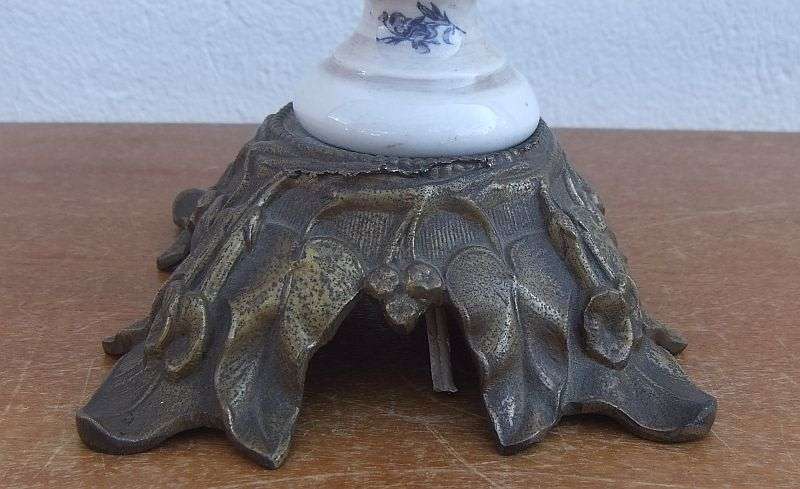 A CLASSY OLD LOOKING PORCELAIN AND METAL LAMP BASE WITH BLUE AND WHITE DETAIL ...CLASSIC !!