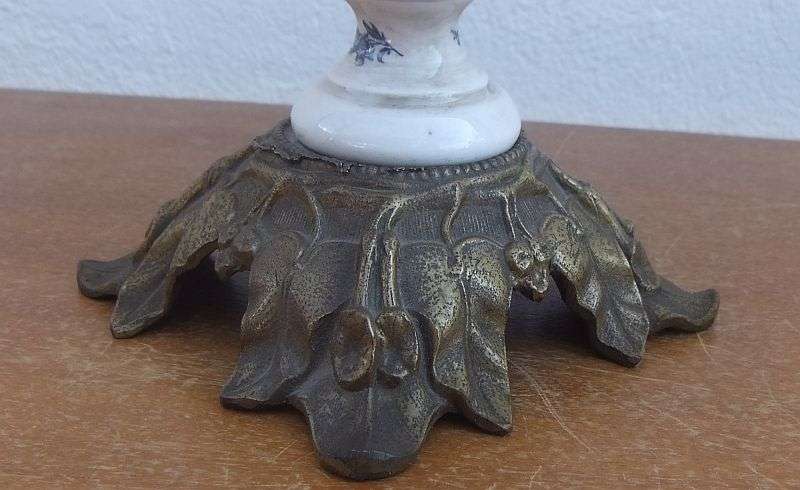 A CLASSY OLD LOOKING PORCELAIN AND METAL LAMP BASE WITH BLUE AND WHITE DETAIL ...CLASSIC !!