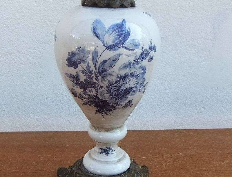 A CLASSY OLD LOOKING PORCELAIN AND METAL LAMP BASE WITH BLUE AND WHITE DETAIL ...CLASSIC !!