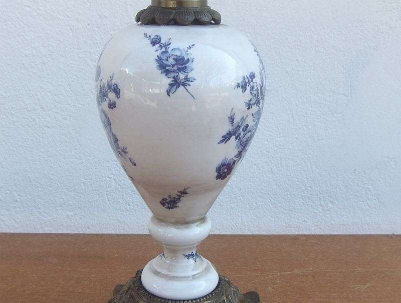 A CLASSY OLD LOOKING PORCELAIN AND METAL LAMP BASE WITH BLUE AND WHITE DETAIL ...CLASSIC !!