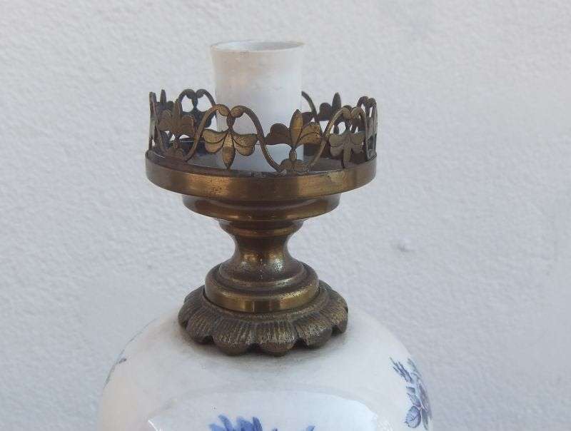 A CLASSY OLD LOOKING PORCELAIN AND METAL LAMP BASE WITH BLUE AND WHITE DETAIL ...CLASSIC !!
