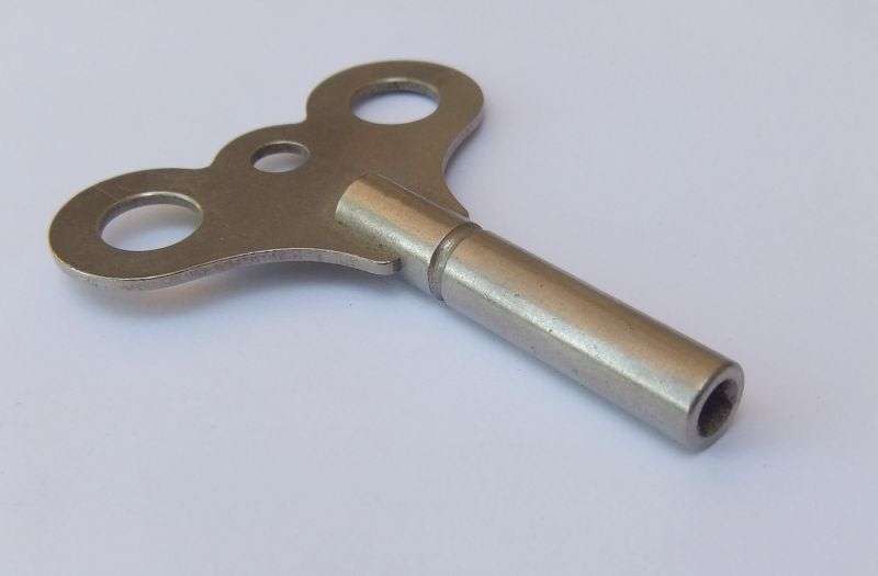 VINTAGE WIND UP CLOCK KEY