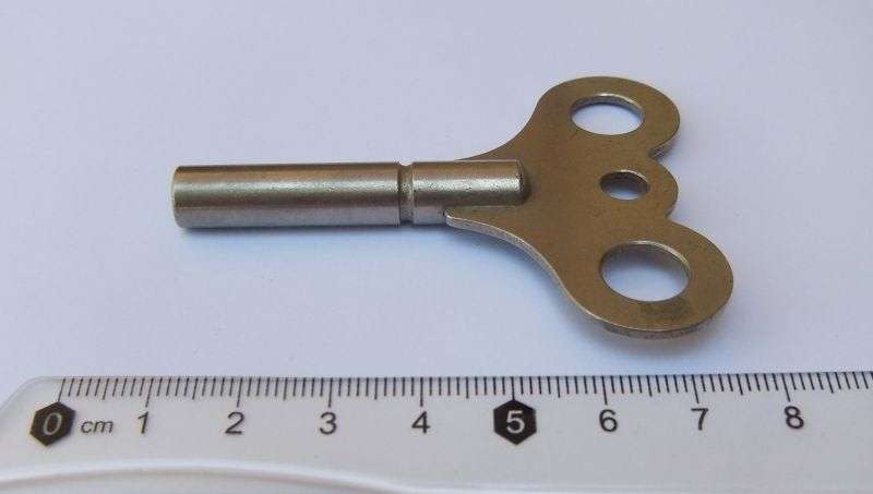 VINTAGE WIND UP CLOCK KEY