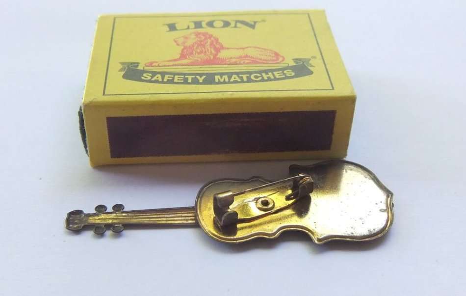 GUITAR BROOCH