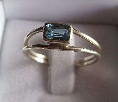 SILVER RING WITH FACETED BLUE STONE