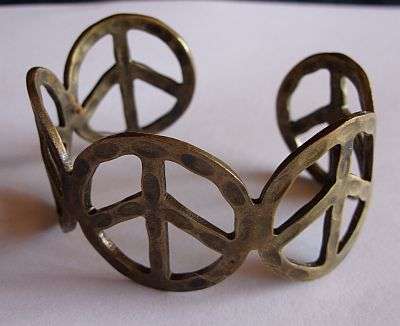 METAL PEACE SIGN CUFF BANGLE