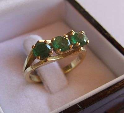 VINTAGE 18 CT GOLD RING WITH 3 EMERALDS
