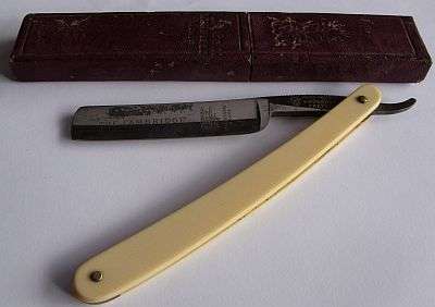 COLLECTABLE / ANTIQUE - CUT THROAT RAZOR - WADE WINGFIELD & ROWBOTHAM SHEFFIELD