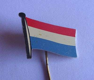 A VINTAGE ADVERTISING STICK PIN - FLAG